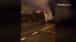 Ônibus pega fogo após ser arrastado por trem em Itaúna