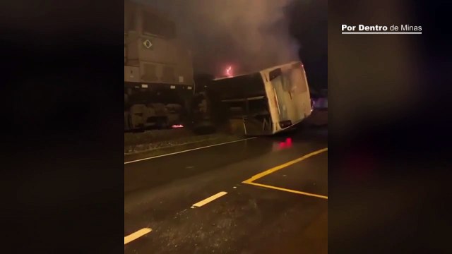 Ônibus pega fogo após ser arrastado por trem em Itaúna
