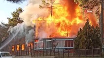 Sivas'ta korkutan yangın... Ahşap bina alevlere teslim oldu