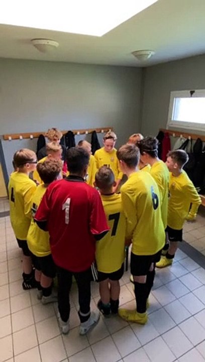 Célebration des U14 après leur victoire en championnats contre Lambres 2-1