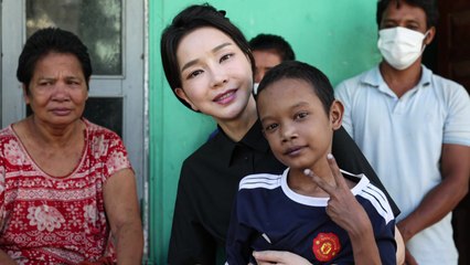 김건희 여사, 프놈펜에서 심장병 소년 집 찾아가 격려 / YTN