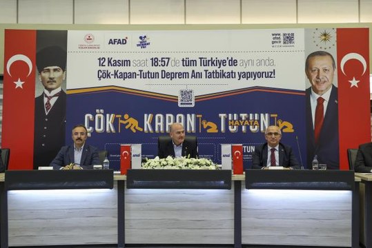 İstanbul'da Deprem Anı, Çök-Kapan-Tutun Tahliye Tatbikatı