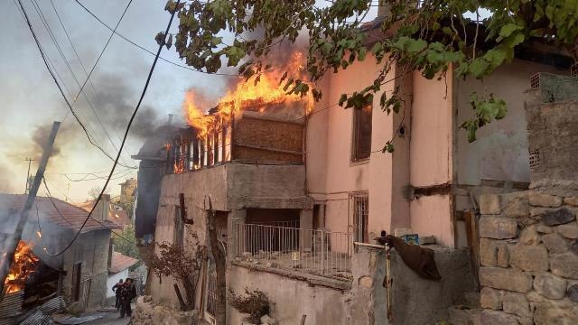 Ahşap evde çıkan yangın söndürüldü