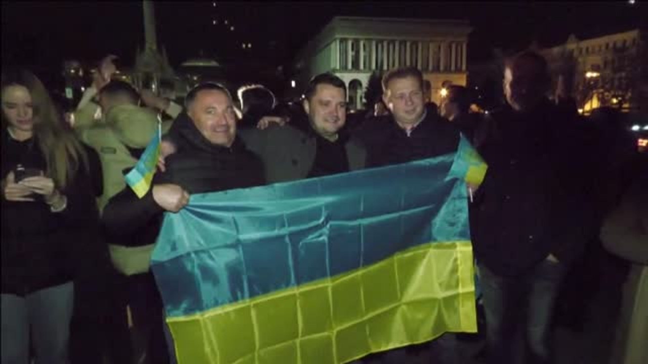 Ucranianos celebran con euforia la retirada de tropas rusas de Jersón