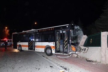 OTOMOBİLLE ÇARPIŞAN BELEDİYE OTOBÜSÜ DUVARA DA ÇARPTI 10 YARALI