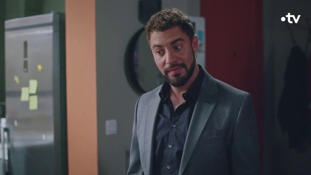 Plus Belle la Vie - Immense malaise entre Abdel, Elisa et Karim