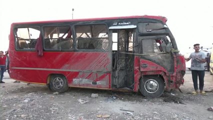 Video herunterladen: Mueren 21 personas al caer un autobús a un canal en Egipto