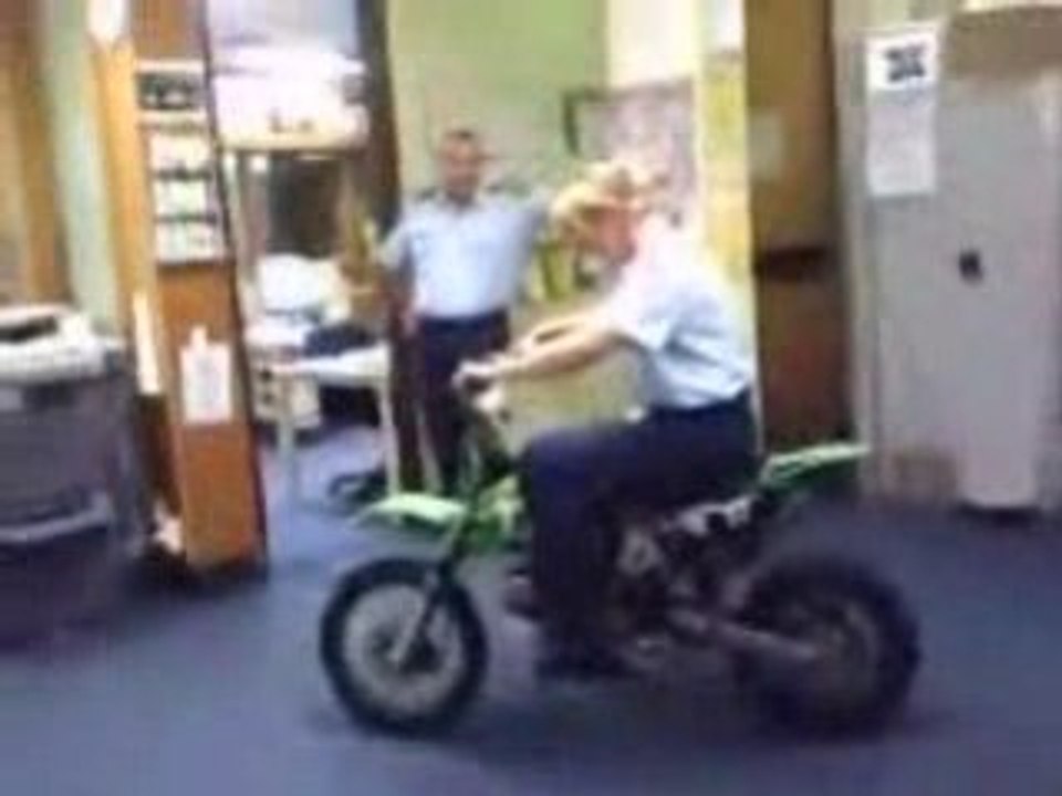 Police en dirt bike