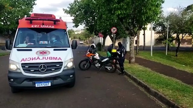 Populares chamam Samu mas homem estava apenas dormindo com o cachorro em gramado