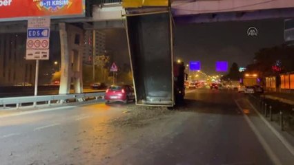 Download Video: Ataşehir'de hafriyat kamyonunun açılan damperi üst geçide çarptı