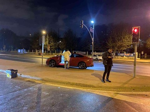 Kağıthane'de kırmızı ışıkta bekleyen lüks araca silahlı saldırı: 1 ölü