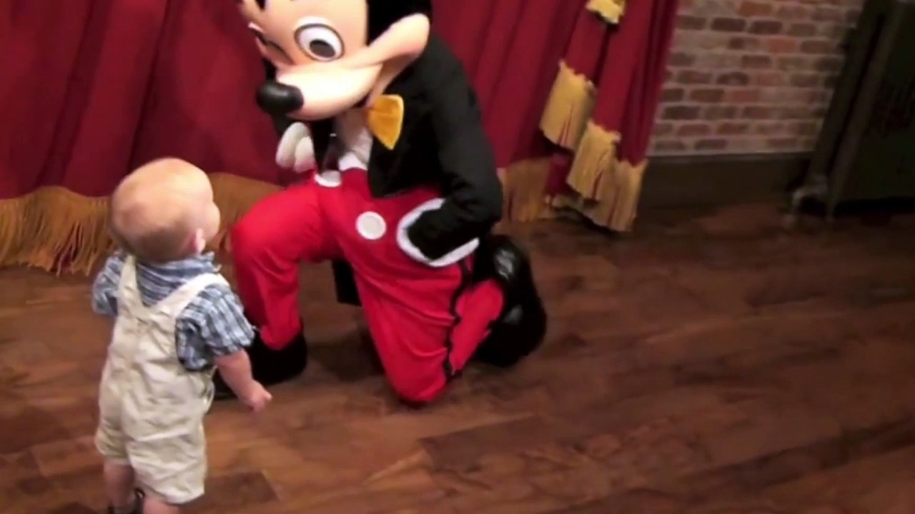 Baby Boy Hugging Mickey Mouse at Disney World - video Dailymotion