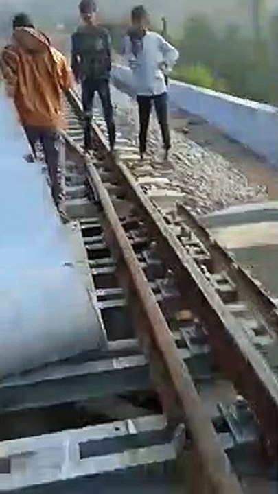 धमाके की आवाज के बाद क्षतिग्रस्त हुआ रेलवे ट्रेक