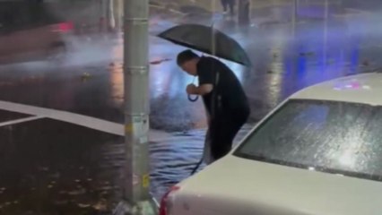 기습 폭우에 한때 비상...팔 걷어붙인 시민들 / YTN