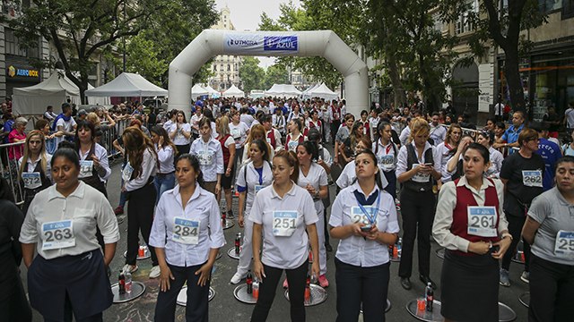 Arjantinli garsonlar en hızlıyı belirlemek için yarıştı