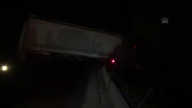 AFYONKARAHİSAR - Tırla kamyonun çarpıştığı kazada 2 kişi yaralandı