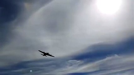 فيديو مروع لتصادم طائرتين في الجو خلال عرض عسكري في تكساس