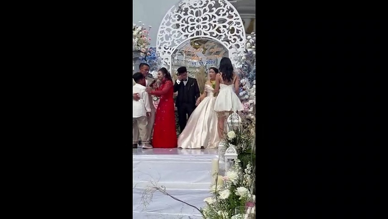 Mẹ viết nhạc hát tặng con tại hôn lễ bạc tỷ ở Ninh Hiệp, HN: Đã giàu còn tình cảm