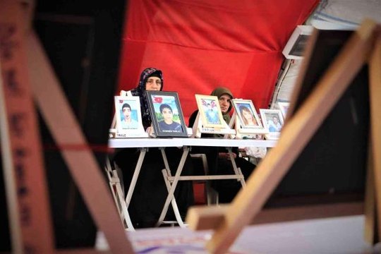 Evlat nöbetindeki anneden oğluna 'teslim ol' çağrısı