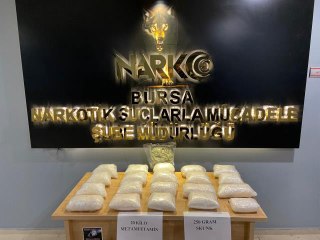 Cips taşınan kutulara gizlenmiş 20 kilogram uyuşturucu ele geçirildi