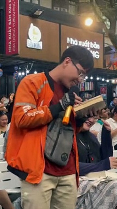 Nam shipper giao lưu với tác giả bằng tiếng Pháp: Biết 5 thứ tiếng, ước mơ làm dịch giả