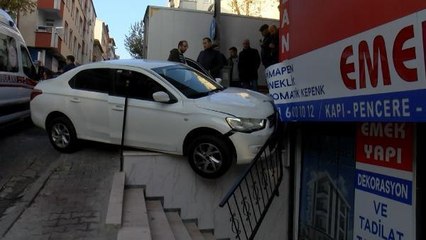 BAHÇELİEVLER'DE EHLİYETSİZ SÜRÜCÜNÜN ÇARPTIĞI KADIN YERDE SÜRÜKLENDİ