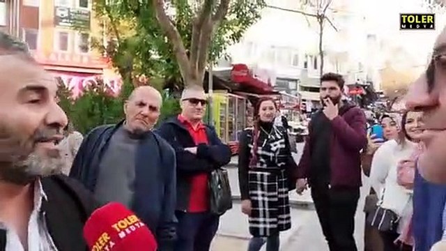 Sokak röportajında bu da oldu! İki AKP'li birbirini anlamayınca kavga etti