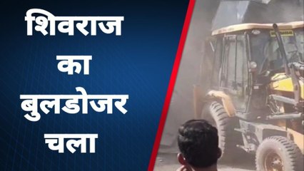 ग्वालियर : किला गेट पर चली प्रशासन की बुलडोजर, हटाया अवैध अतिक्रमण