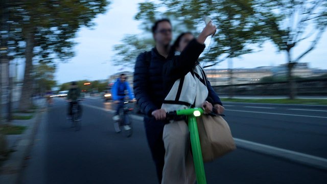 « C’est un enfer » : les conducteurs de trottinettes sont-ils les pires chauffards de Paris ?