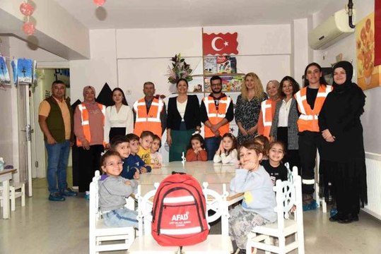 Minik öğrenciler AFAD gönüllüleri ile tatbikat yaptı