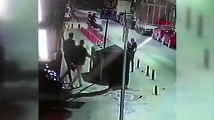 Bir garip hırsızlık: Yolda yürürken elinden telefonu alıp kaçtılar