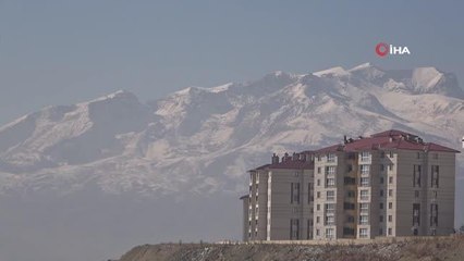 Yüksekova'nın yüksekleri kesimleri beyaza büründü