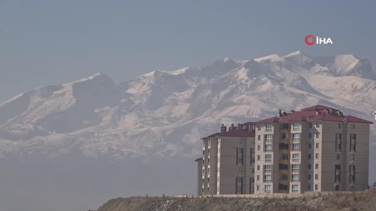 Yüksekova'nın yüksekleri kesimleri beyaza büründü