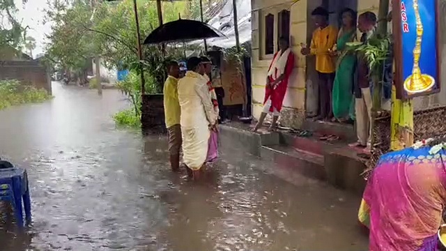 கனமழை எதிரொலி.. கடலூரில் கடும் மழைக்கு இடையே திருமணம் செய்த ஜோடி - வைரல் வீடியோ !