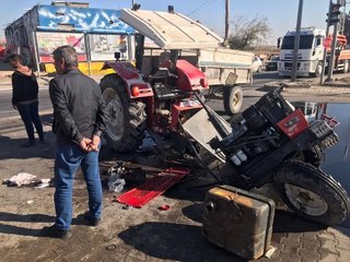 TIR'LA ÇARPIŞAN TRAKTÖR İKİYE AYRILDI