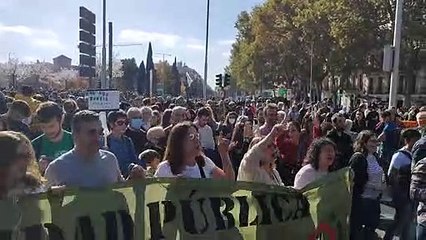 Manifestantes por la sanidad pública versionan 'Quédate' de Quevedo en la concentración