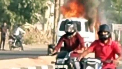 Burning car : शॉर्ट सर्किट से चलती कार में आग