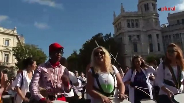 Estremecedor vídeo: manos al cielo y silencio en recuerdo de los ancianos asesinados en las residencias de Madrid
