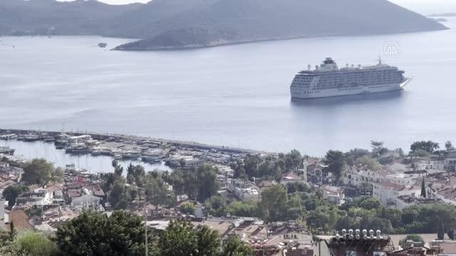 Yolcu gemisi The World Kaş açıklarına demirledi