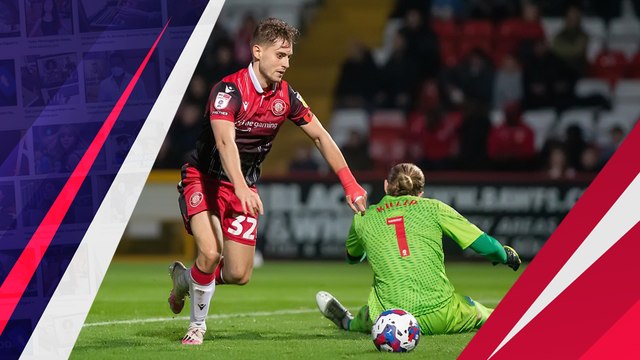 Kocak! Gara-Gara Tak Lihat Kanan Kiri, Kiper Ini Kebobolan Gol Konyol