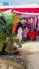 Đang cưới dở thì shipper đến, cô dâu vòi ngay tiền chồng đi lấy hàng