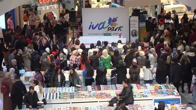 Sivas'ın ilk ve tek alışveriş merkezi İVA PARK AVM'de düzenlenen imza günü yoğun ilgi gördü, gençler kuyruk oluşturdu