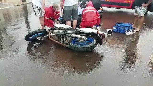 Motociclista quebra a perna em acidente de trânsito no Bairro Coqueiral