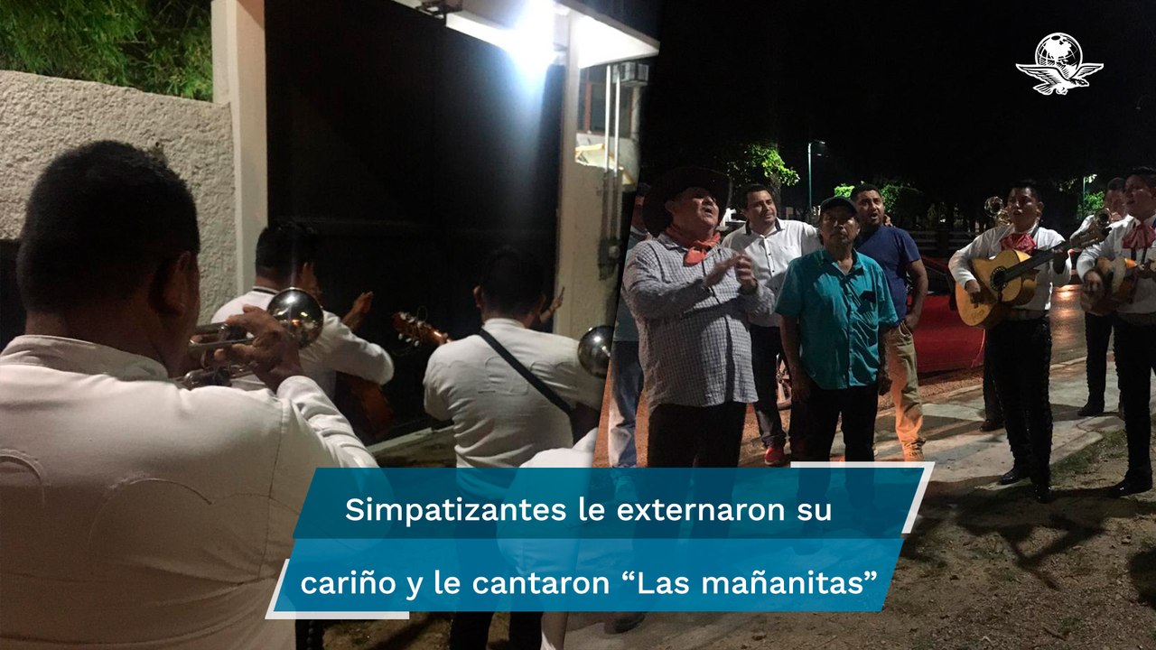 Llevan serenata a AMLO en su quinta de Palenque...