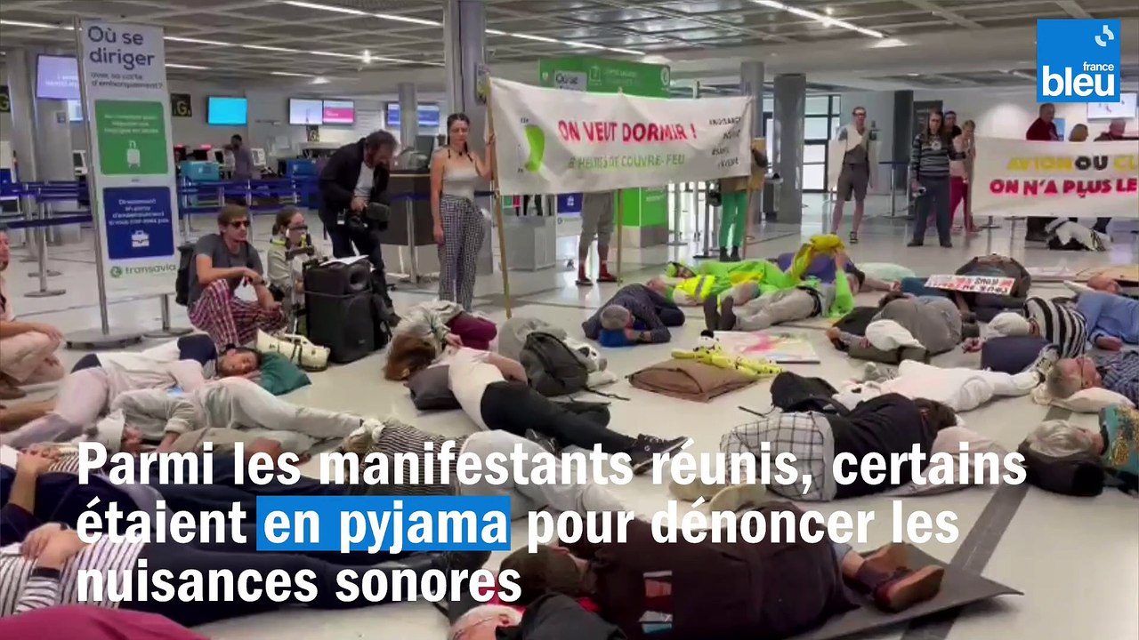 En pyjama à l'aéroport de Nantes-Atlantique, ils dénoncent le non-respect du couvre-feu