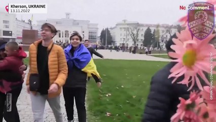 Ukrainische Soldaten mit Fahnen und Blumen in Cherson begrüßt