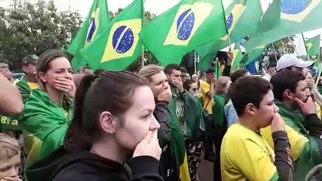 Não à censura! Manifestantes cobrem a boca durante Hino Nacional