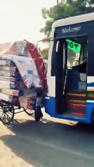 நகர முடியாமல் திணறிய ரிக்சா தொழிலாளி