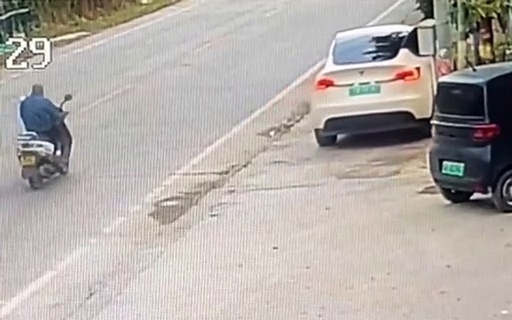 Problemas no travão. Tesla descontrolado atropela mortalmente duas pessoas e deixa outras três feridas na China