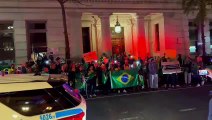 Brasileiros fazem manifestação e cantam Hino Nacional em Nova York